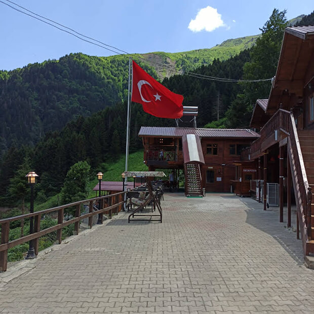 Kom Cafe Restaurant Bungalov Konaklama İmkanı