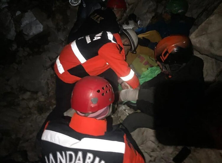 Kayalık Bölgede Mahsur Kaldılar