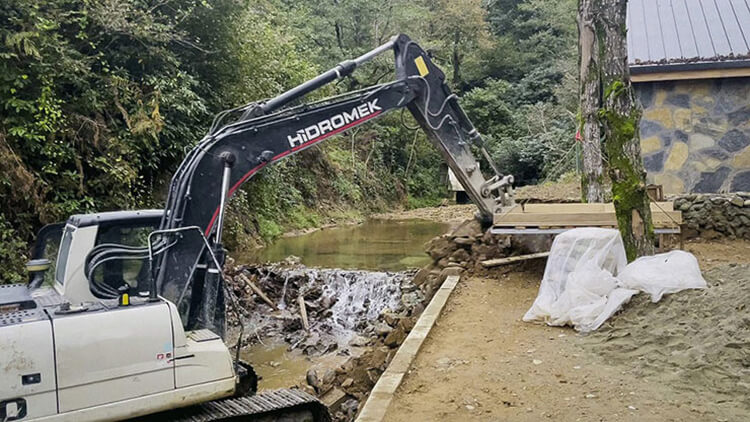 Rize Fındıklı'da Bungalov Evler İş Makinesiyle Yıkıldı