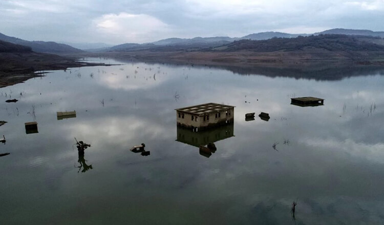 Bakacak Barajı'nda Sular Çekildi Su Altında Kalan Köy Ortaya Çıktı
