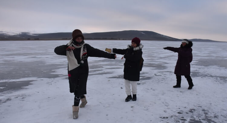 Buz Üzerinde Halk Oyunu Oynandı