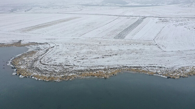Çıldır Gölü Donmaya Başladı