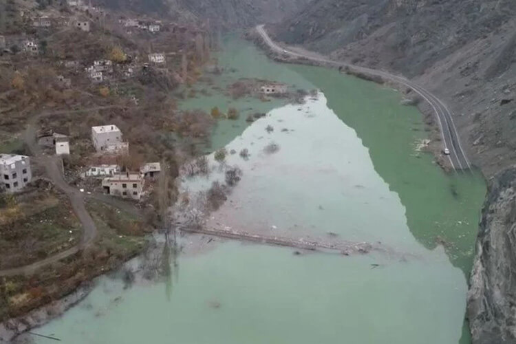 Yusufeli Barajı'nda Su Seviyesi Yükseldi: Asma Köprü Tarih Oldu