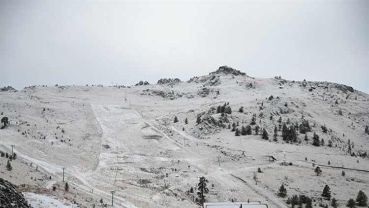 Köroğlu Dağları’nın Zirvesinde Kartalkaya Kayak Merkezi'nde Kar Yağışı Heyecanlandırdı