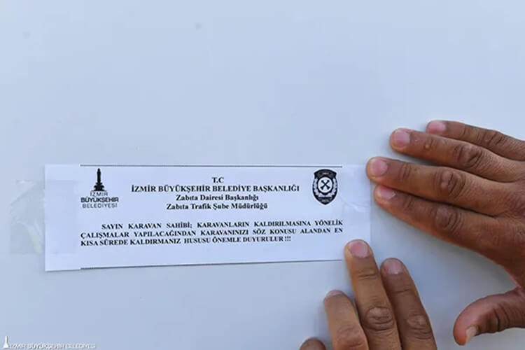 İzmir Büyükşehir Belediyesi'nden Yol Kenarına Bırakılan Karavanlara Yönelik Çalışma