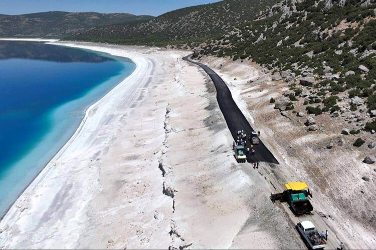 Yol İyileştirmeleri Kapsamında Salda Gölü Çevresine Asfalt Döküldü