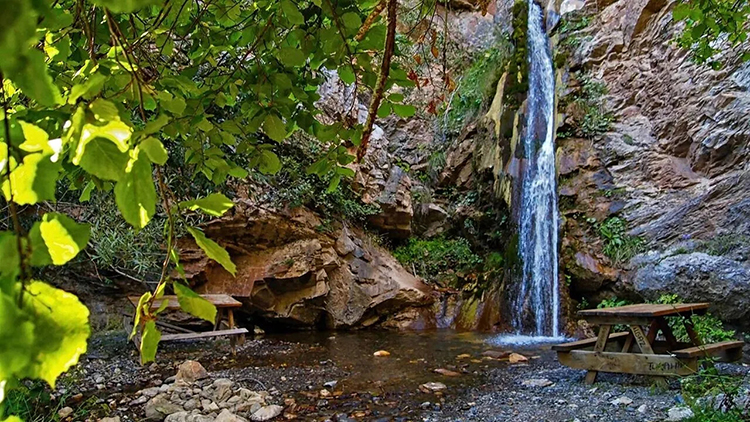 Kızılcaoluk Şelalesi