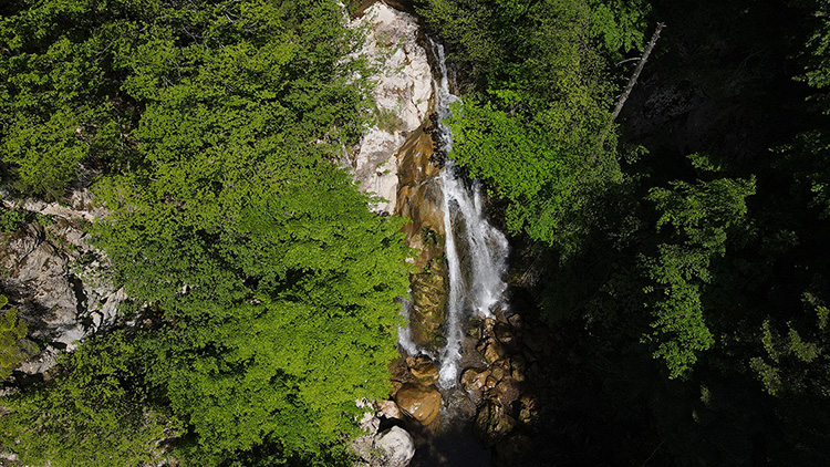 Kızılcasu Şelalesi