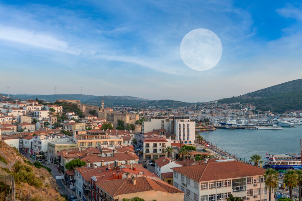 Rüzgarın ve Denizin Dansı: Ege Kıyılarında Tatil Rehberi